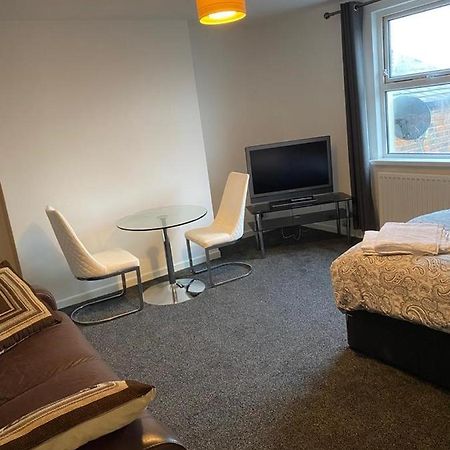 2 Bedroom Flat With Free Parking In Manchester Exterior foto