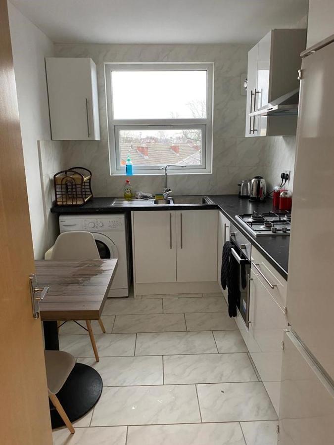 2 Bedroom Flat With Free Parking In Manchester Exterior foto